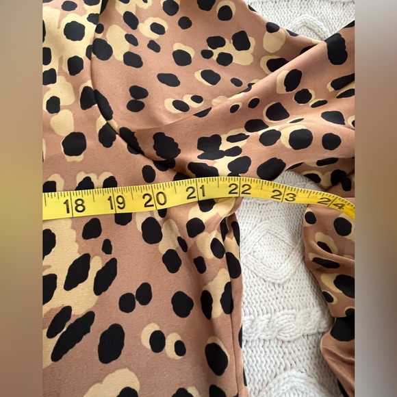 DR2 Designer Satin Tan and Black Pattern Print Blouse Women’s Size Large - Picture 13 of 16